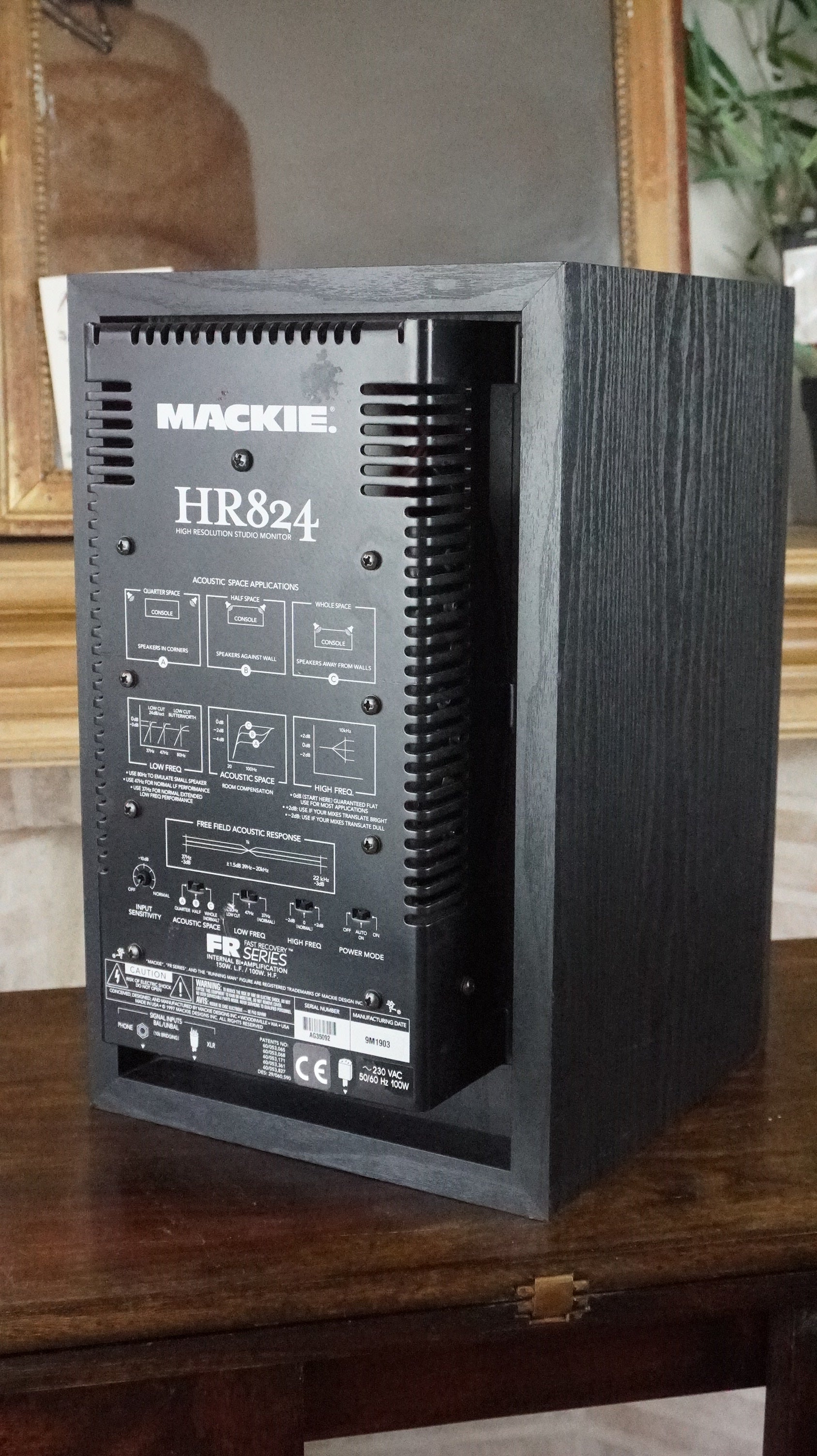 Mackie HR824 — vue 3