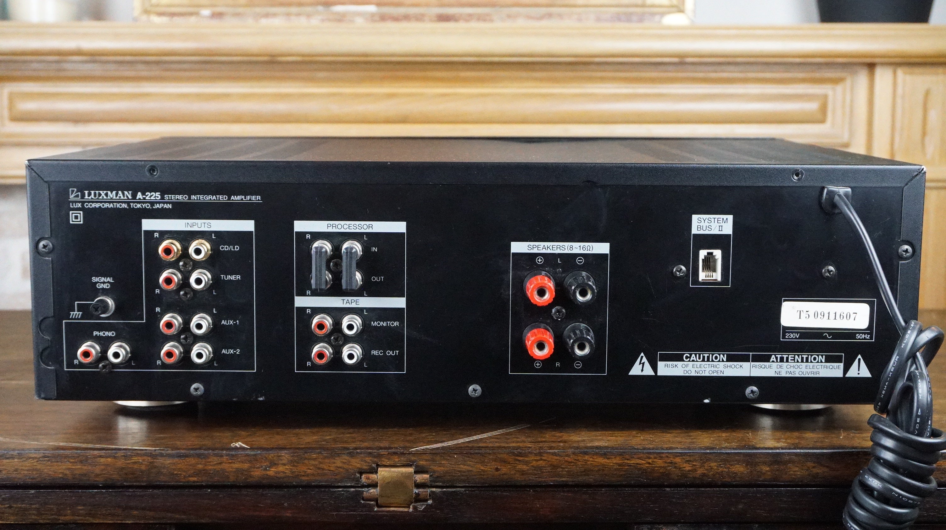 Luxman Stereo Integrated amplifier A-225 — vue 3