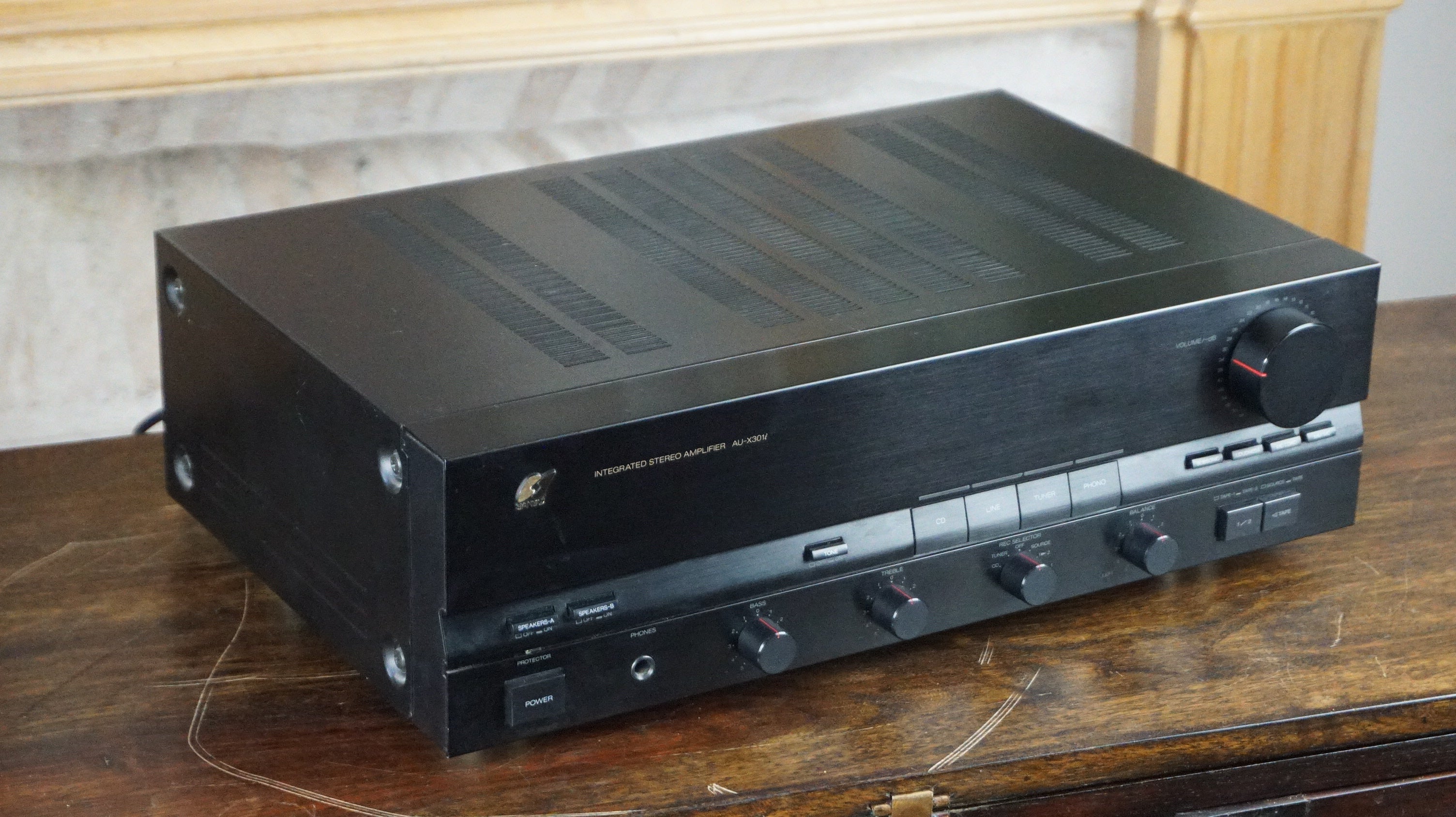 Sansui Integrated stereo amplifier AU-X301i — vue 1