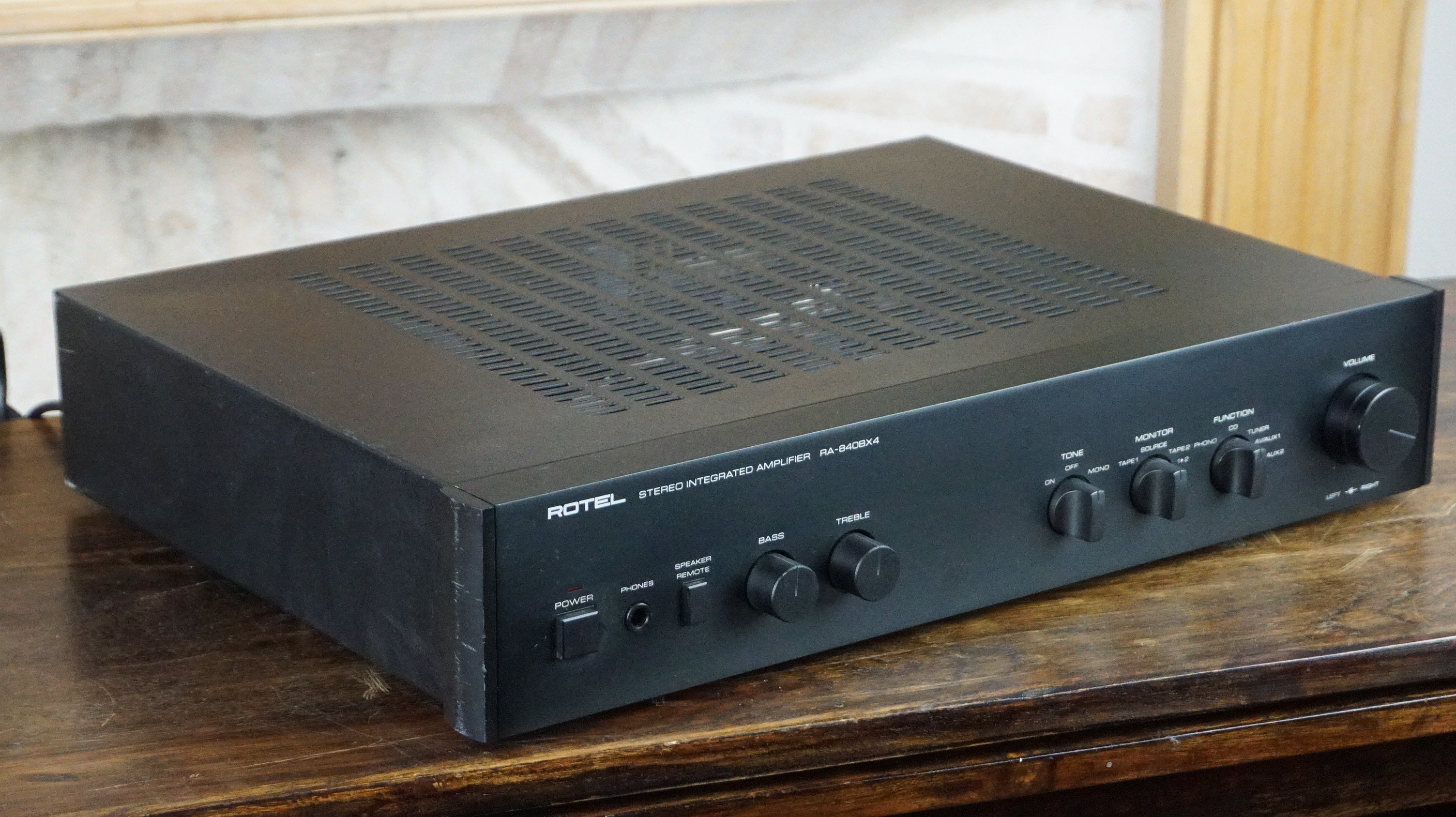 Rotel Stereo Integrated Amplifier RA-8408X4 — vue 1