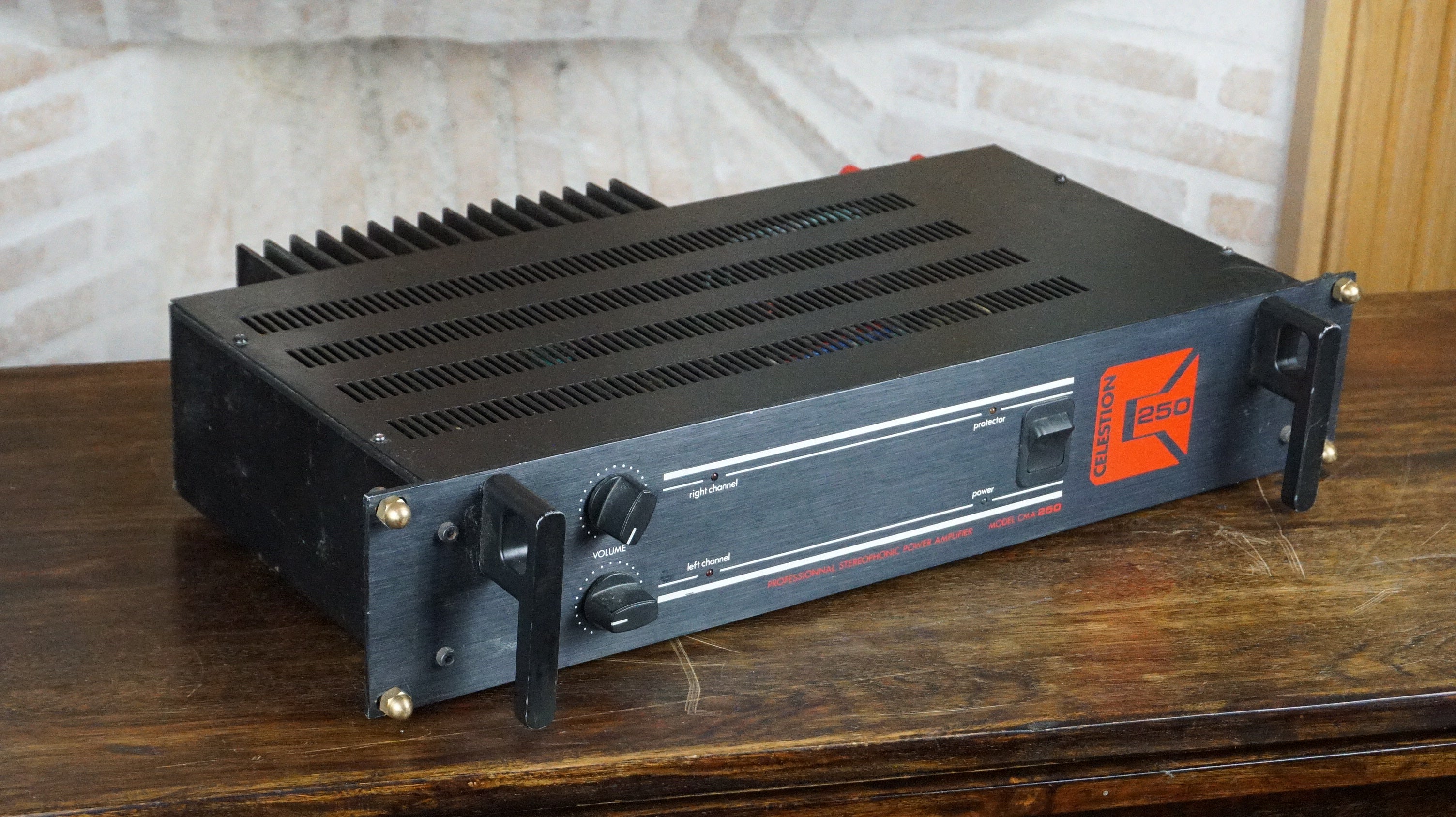 Celestion Professionnal stereophonic power amplifier CMA 250 — vue 1