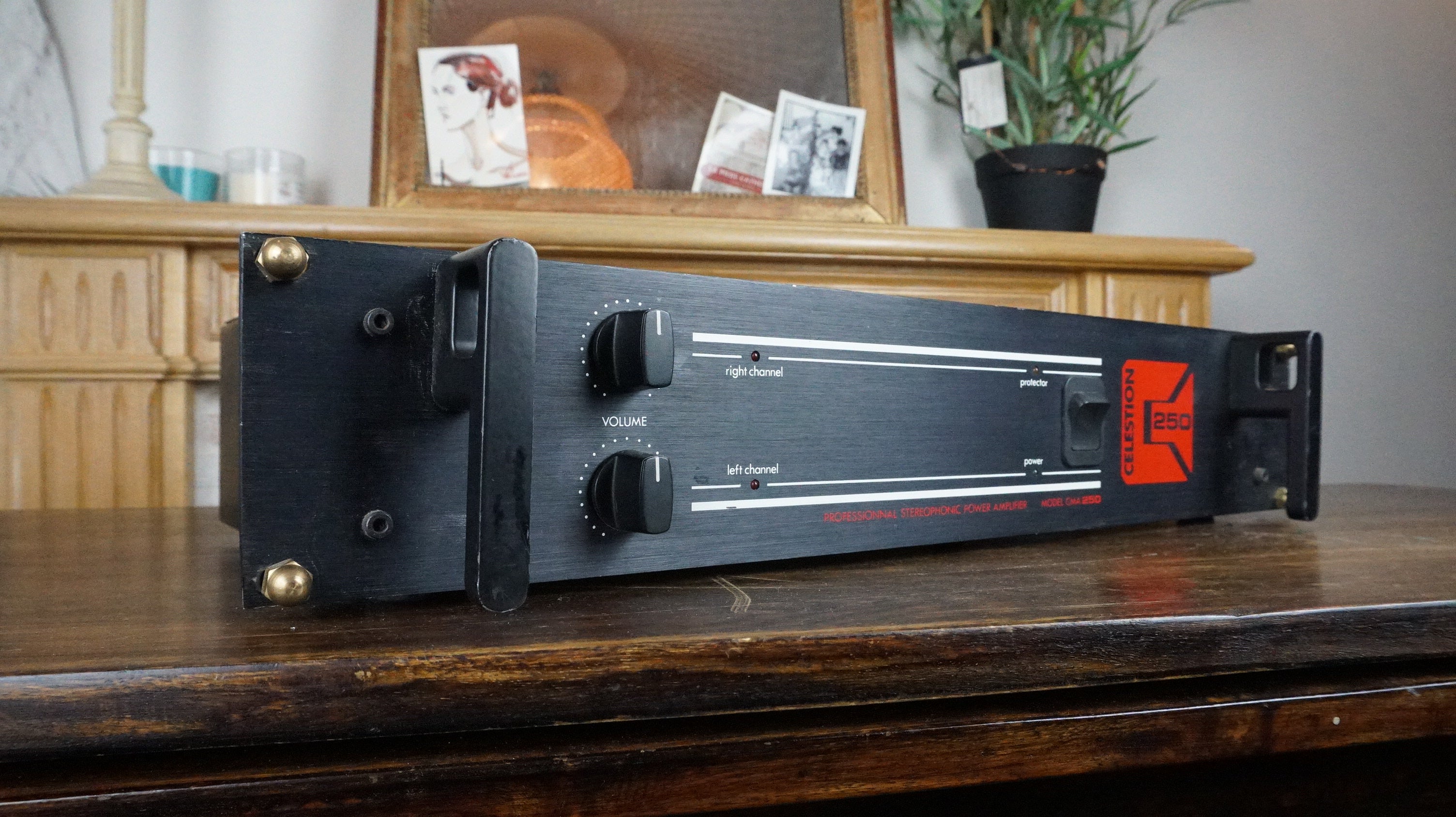 Celestion Professionnal stereophonic power amplifier CMA 250 — vue 2