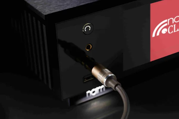 Naim Audio Uniti Atom Headphone Edition — vue 3